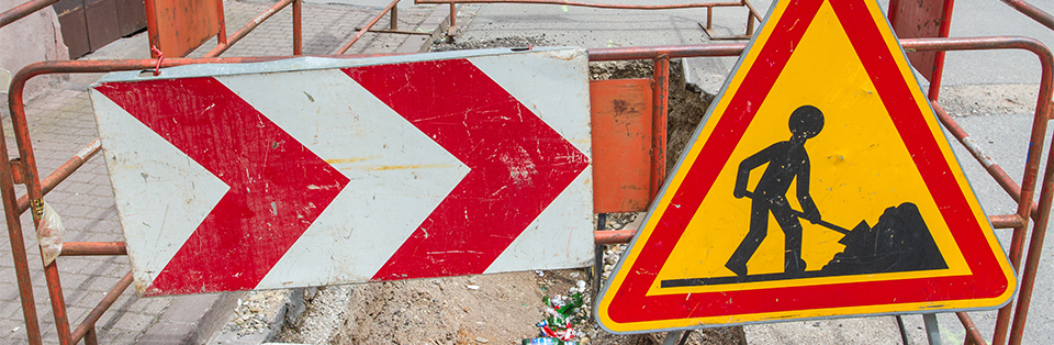 route avec panneau de chantier-2